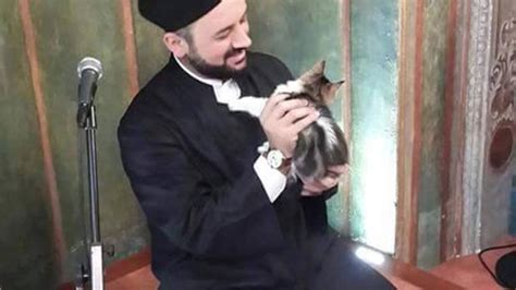 S­o­s­y­a­l­ ­m­e­d­y­a­ ­i­m­a­m­ ­M­u­s­t­a­f­a­ ­E­f­e­­n­i­n­ ­f­o­t­o­ğ­r­a­f­l­a­r­ı­y­l­a­ ­ç­a­l­k­a­l­a­n­ı­y­o­r­
